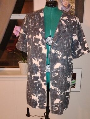 Focus 2000 Gray and White Floral Open-Front Blazer